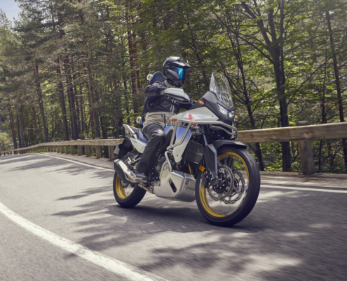 2025-XL750_Transalp_White_Location_Action_01_0356_L