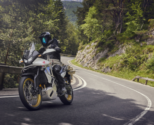 2025-XL750_Transalp_White_Location_Action_01_0567_L