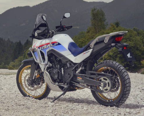2025-XL750_Transalp_White_Location_Static_02_0033_L